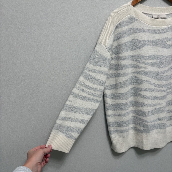 LOFT Wool-blend Boatneck Zebra Print Sweater - Gray & White, L - Picture 4 of 7
